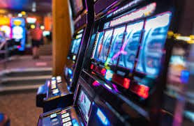 mmbet မြန်မာကစားသမား မိုဘိုင်းဖုန်းဖြင့် ဘောလုံးရလဒ် စစ်ဆေးနေသောမြင်ကွင်း